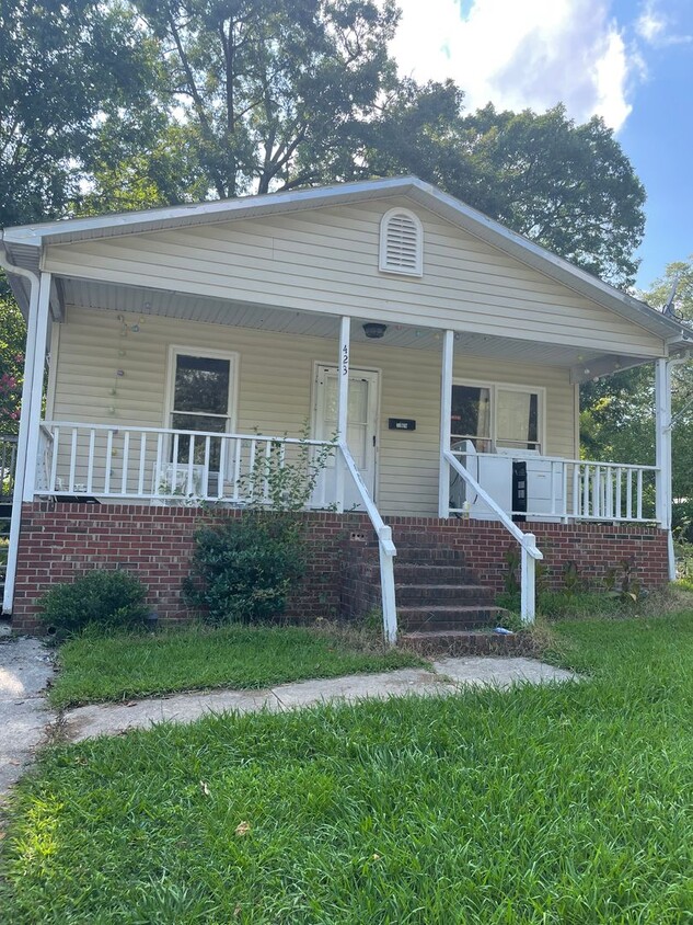 Building Photo - 3 Bedroom Convenient to A&T and Downtown G...