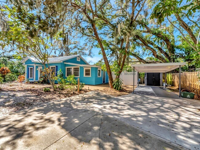 Building Photo - "Escape to a Charming Modern Oasis: Stunni...