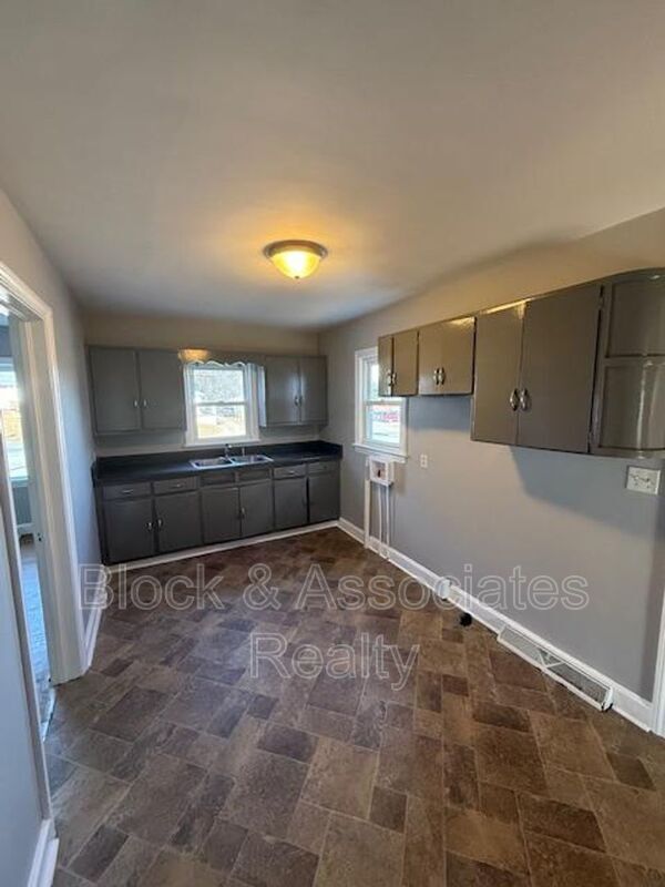 Building Photo - 1034 E Lexington Ave