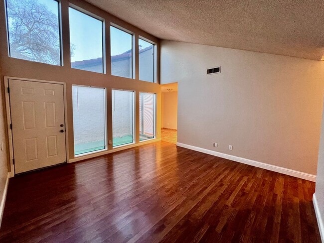 Foto del edificio - $1,595 Shields & Fowler, 3 Bedroom - E. Shields Ave #118, Fresno / Gated Community