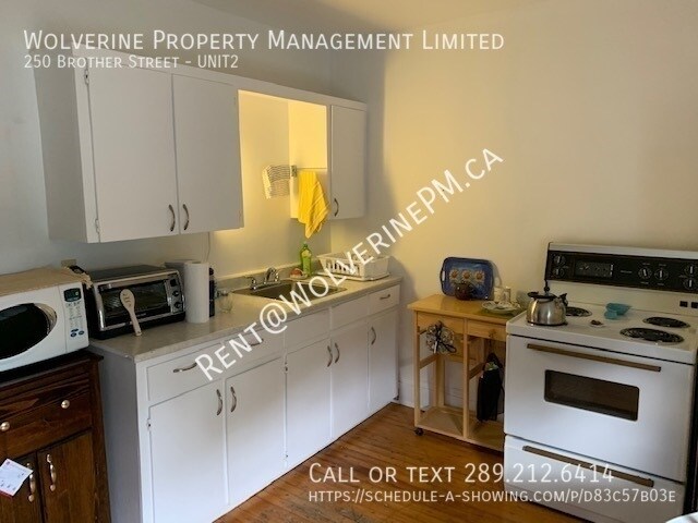 Photo du bâtiment - A Duplex on a beautifully treed lot