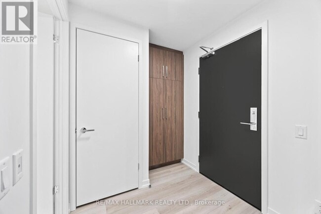 Building Photo - 863 St Clair Ave W