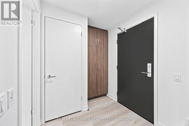 Photo du bâtiment - 863 St Clair Ave W