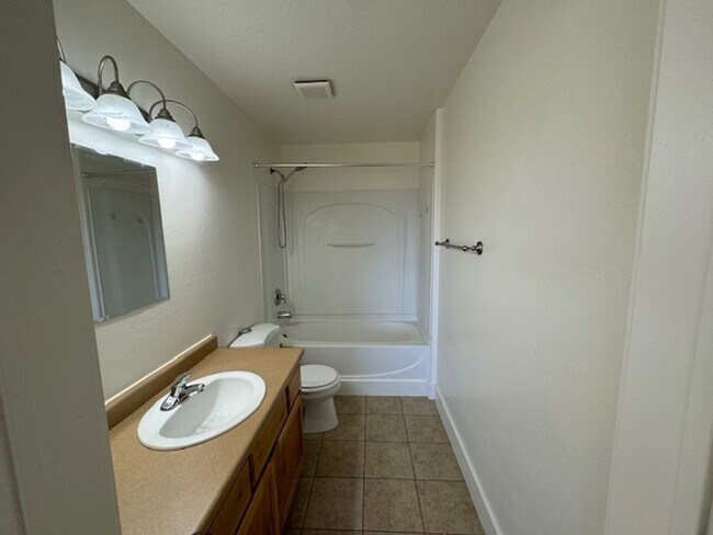 Foto del edificio - 233 Cres View Ln