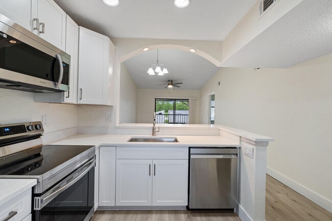 Building Photo - 6585 Somerset Dr