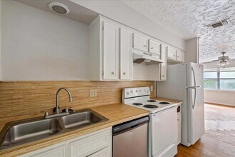 Building Photo - 906 N LBJ Dr