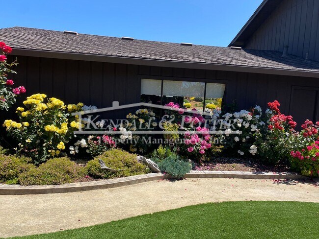 Building Photo - Beautifully Remodeled 4 Bed/2 Full Bath + ...