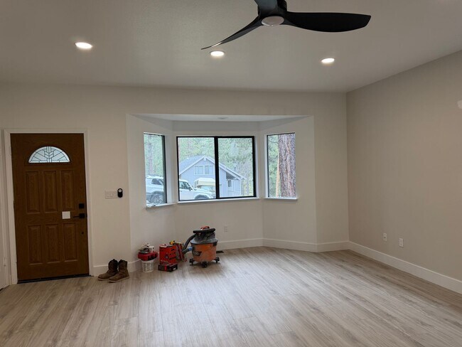 Building Photo - Completely Remodeled 3 Bedroom, 2.5 Bath Home in Meyers