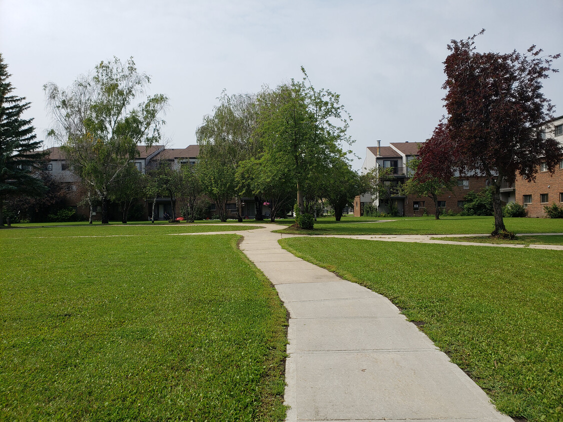 Building Photo - Village Green Apartments