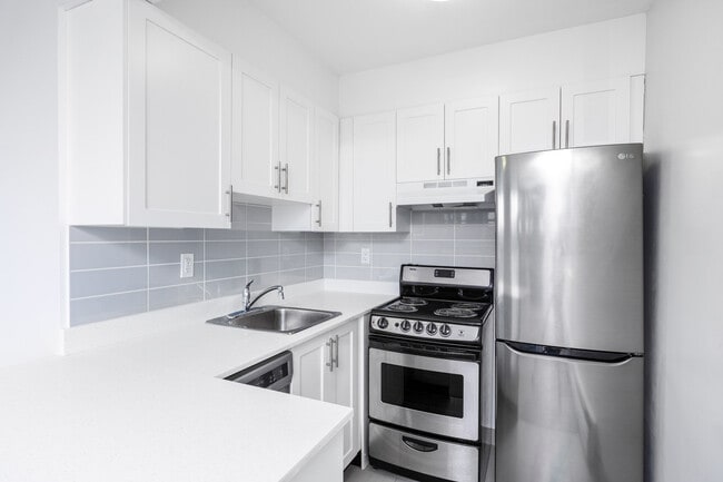 Building Photo - Hollyburn Court
