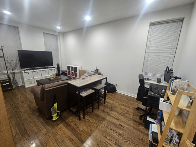 Building Photo - 1644 N Hermitage Ave