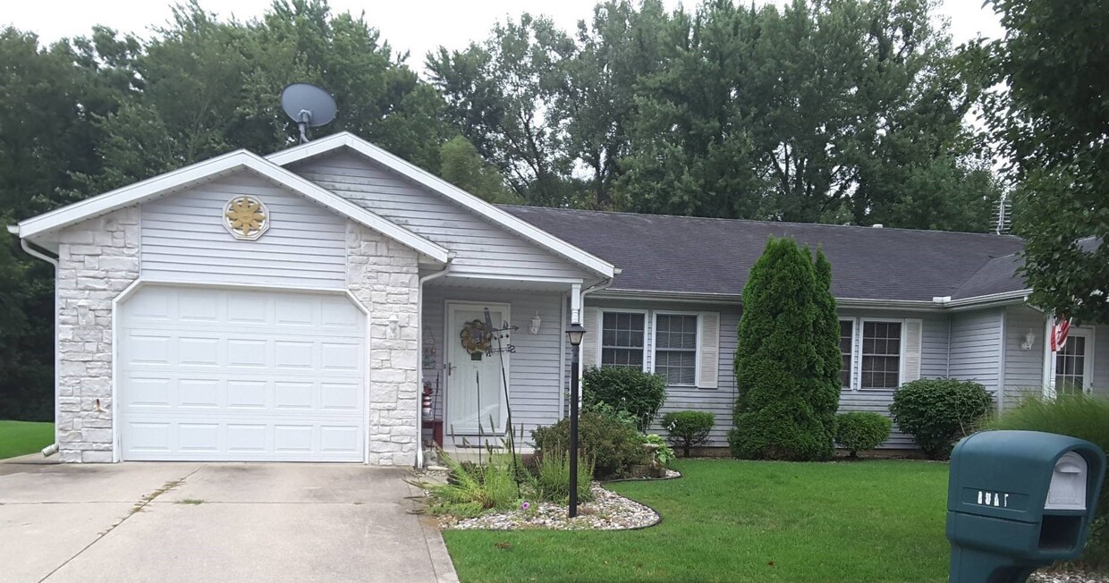 Foto principal - 2 Bedroom Duplex in Elkhart!