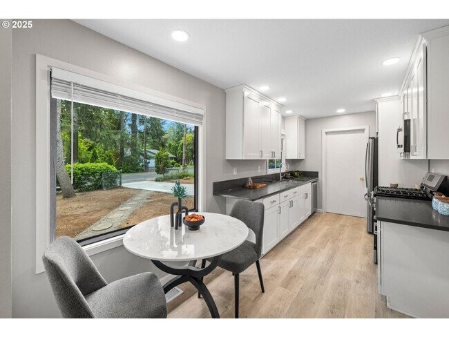 Foto del edificio - Updated renovations 3BD 2BA 1,050SQ FT in Lake Oswego