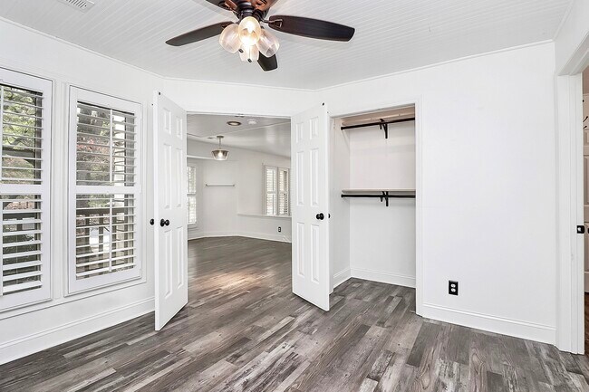 Foto del edificio - 1109 E Morehead St