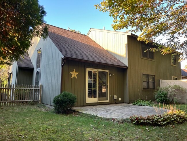 Patio trasero con patio - 250 Thimbleberry Rd