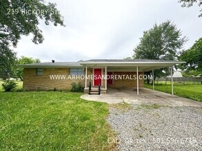 Building Photo - 219 Hickory St