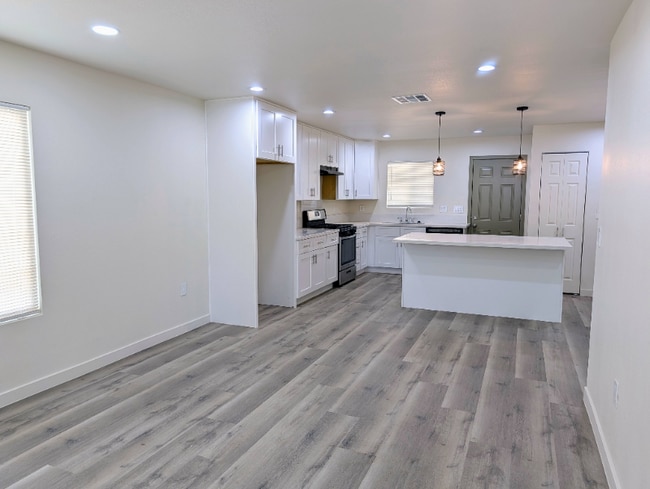 Foto del edificio - 1358 N Murray St