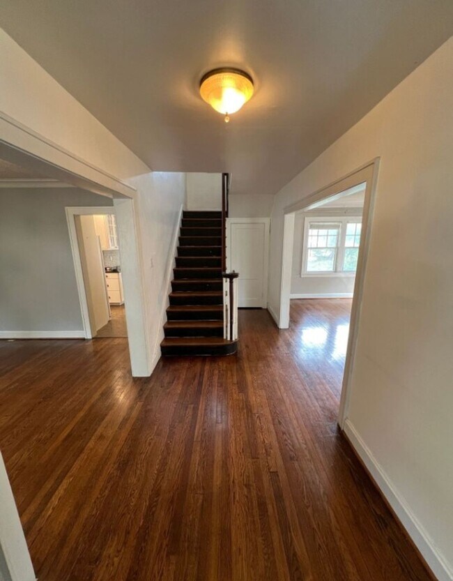 Building Photo - Charming 3-Bed Home Near Loose Park & Plaza!