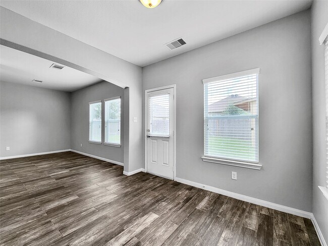 Foto del edificio - 2022 Midlane Drive