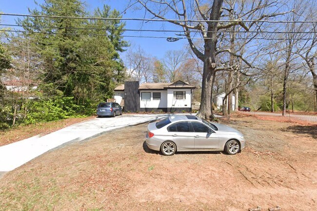 Foto del edificio - three bedroom duplex with ALL utilities included