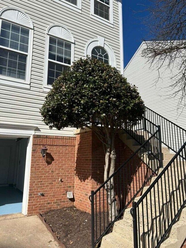 Building Photo - Elegant And Spacious 3 Bed 3.5 Bath Townhome In Vibrant Loudon Parkway Center
