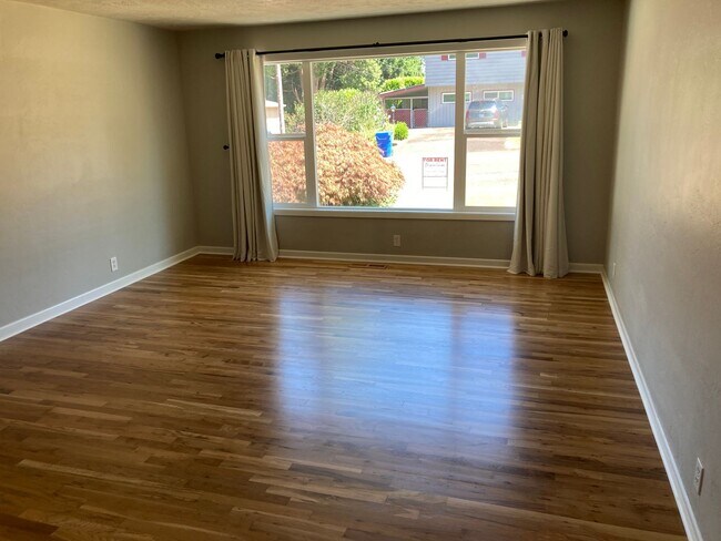 Foto del edificio - Quiet Three Bedroom Home in South Salem, L...