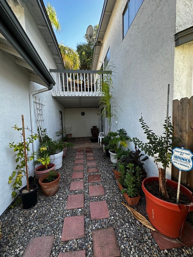 Building Photo - 4 Bedroom, 4 Bath Home w/ 2-Car Garage. Sw...