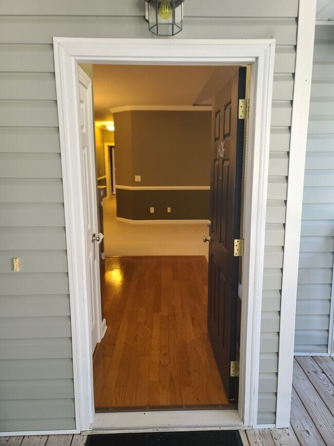 Foto del edificio - Spacious low maintenance living in a conve...