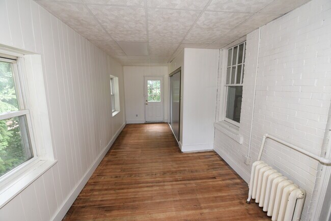 Guest bedroom. - 120 3rd St