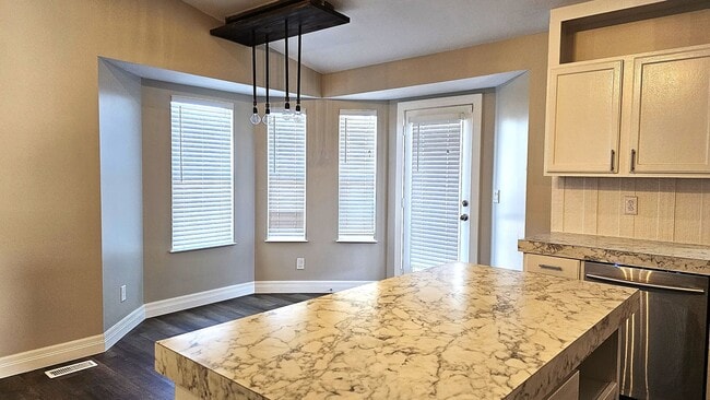 Building Photo - Beautiful Three Bedroom, Three Bathroom