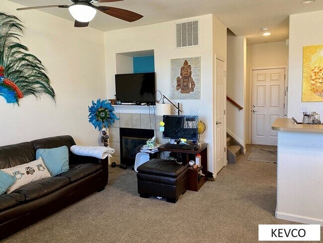 Foto del edificio - Three Level Townhouse with Attached Two Car Garage!