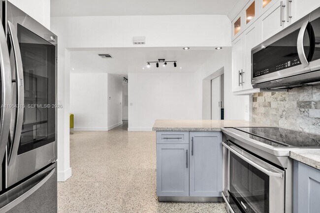 Foto del edificio - 1040 N Royal Poinciana Blvd