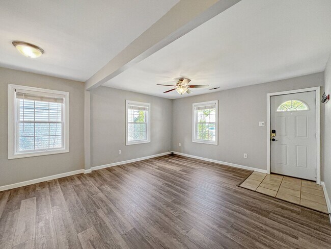 Foto del edificio - Charming 3 Bed, 2 Bath Home Minutes From B...