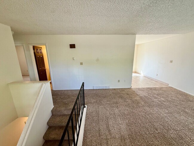 Building Photo - MOVE IN SPECIAL! $1,200 OFF FIRST FULL MON...