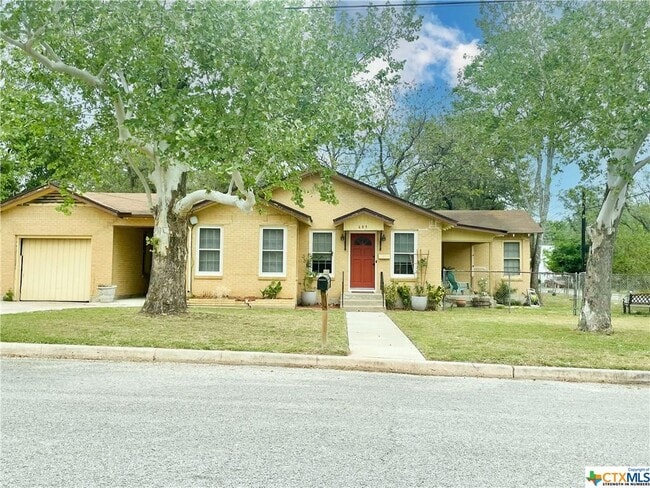 Building Photo - 609 S Pecan Ave