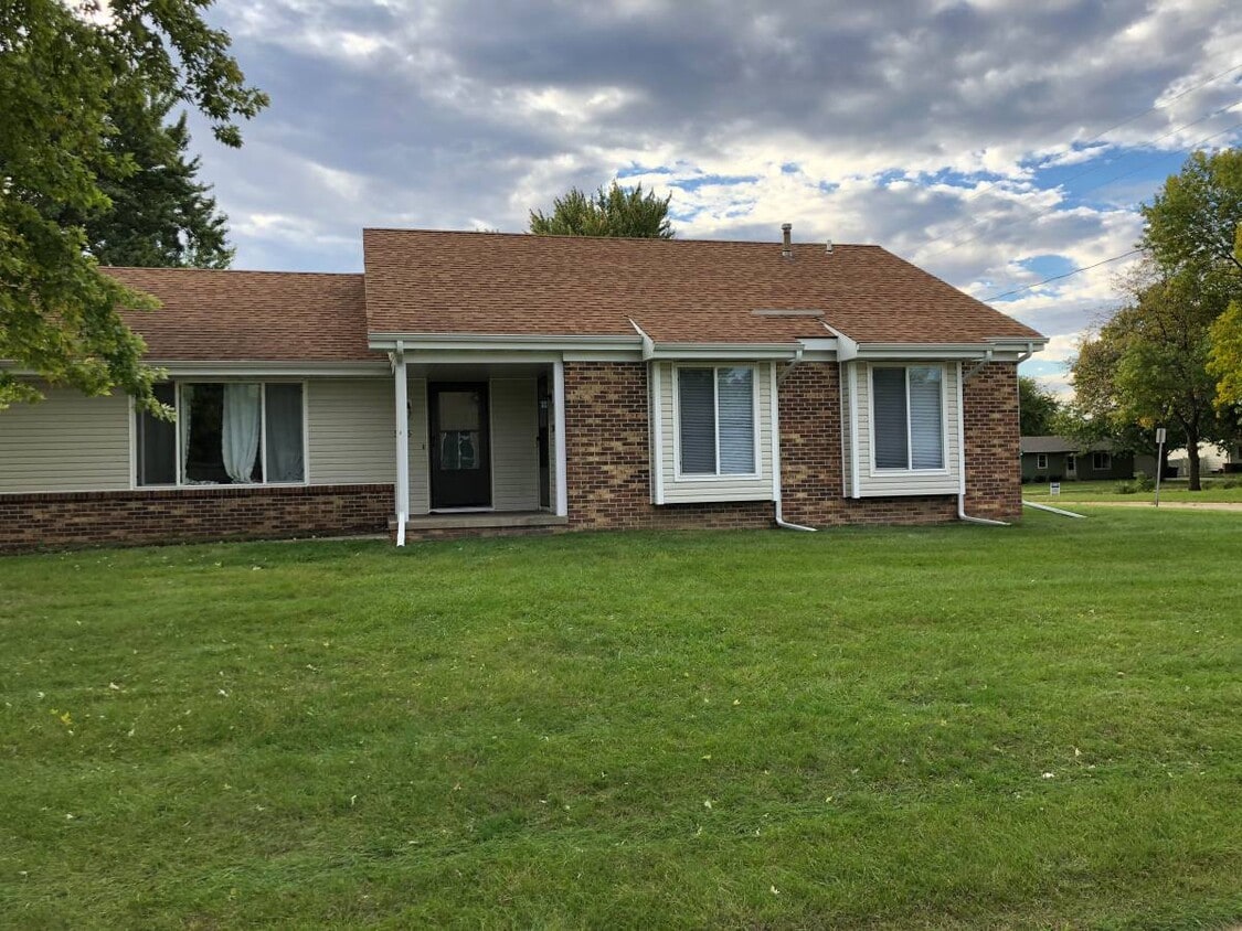 1302 W Washington Ave, Polk City, IA 50226 House Rental in Polk City
