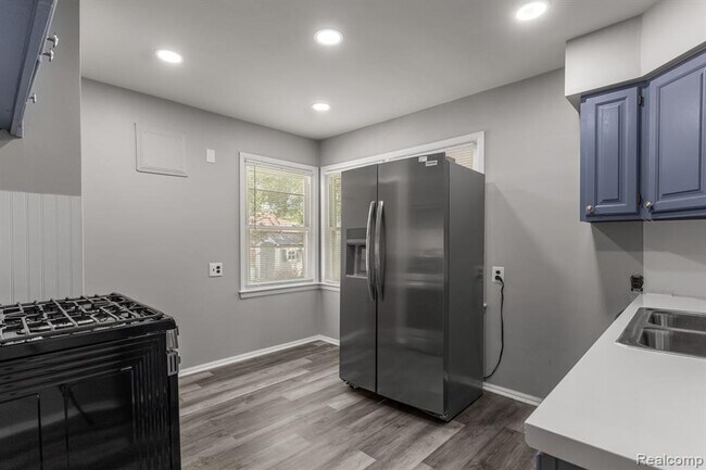 Foto del edificio - Cozy & Modern: 2-Bed Brick Home with Garage & Finished Basement