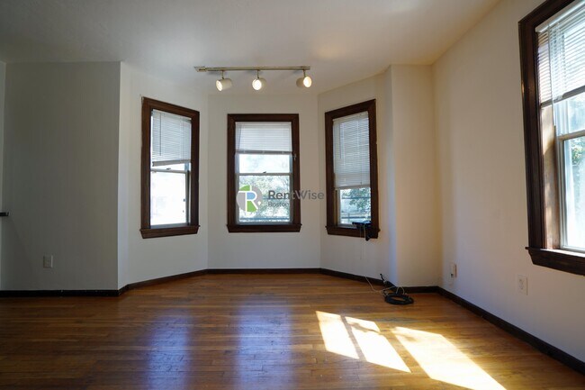 Building Photo - 87 Sheridan St