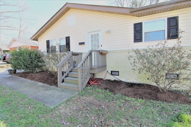 Building Photo - Move-in Ready 3 Bedroom Ranch!!