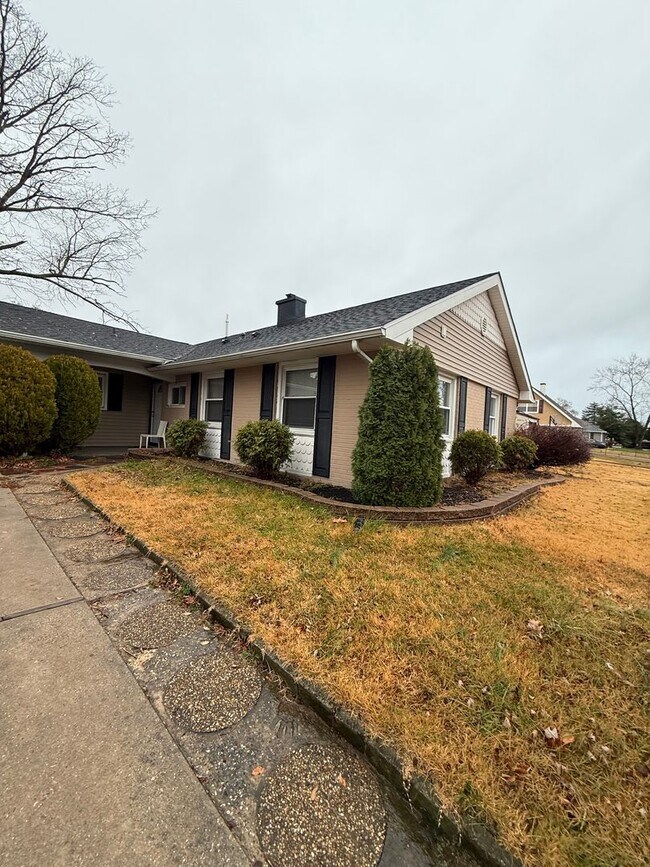 Building Photo - 25 Pembrook Ln