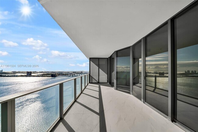 Building Photo - 700 NE 24th St