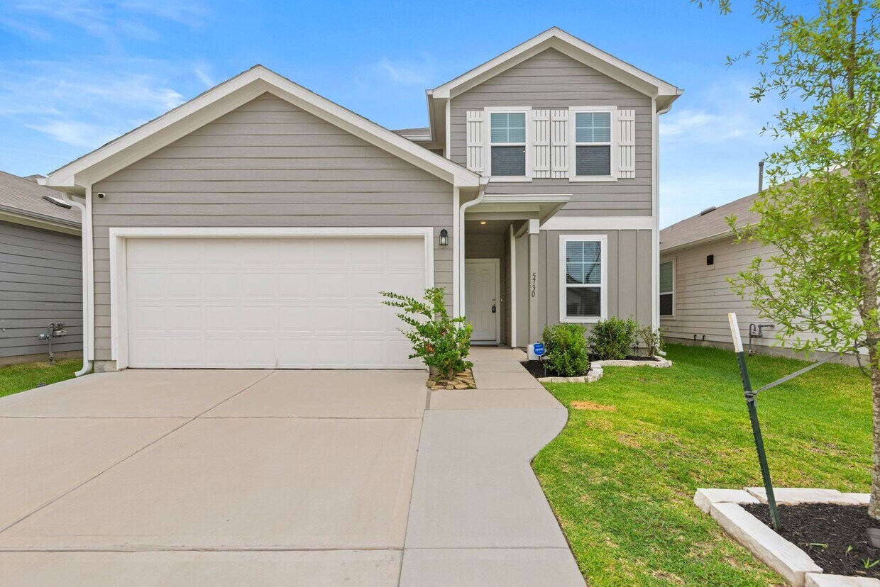 Foto principal - Spacious & Like-New 4-Bedroom Home with Mo...