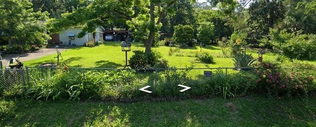 Front right yard - 1927 Grimes Ln