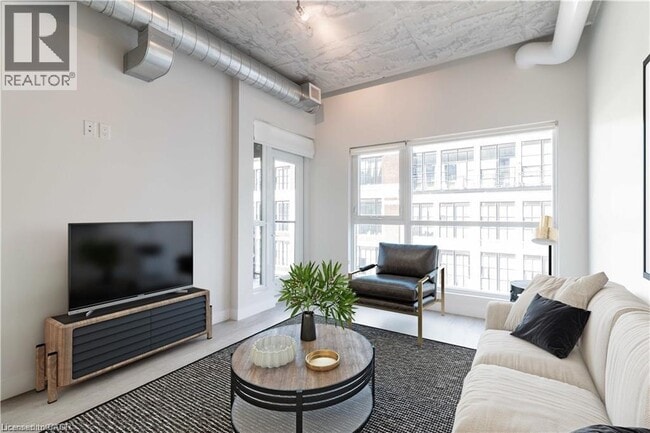 Photo du bâtiment - 1 Victoria St S