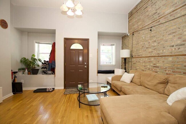 Building Photo - 1352 N Greenview Ave