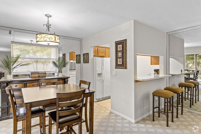 2BR, 2BA - 1040SF - Dining Room - Taylor Creek Condominiums