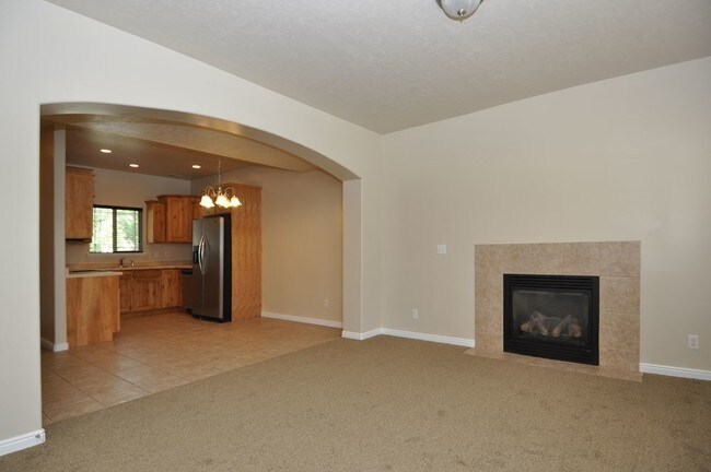 Building Photo - 2331 W Montcalm Dr