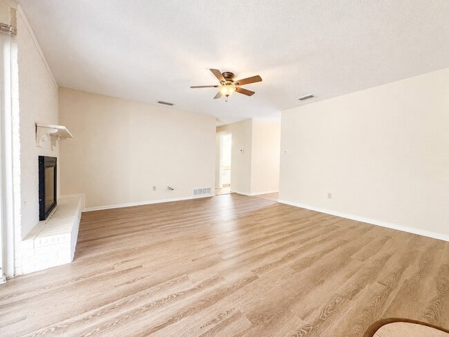 Foto del edificio - 2025 Meadow Glen