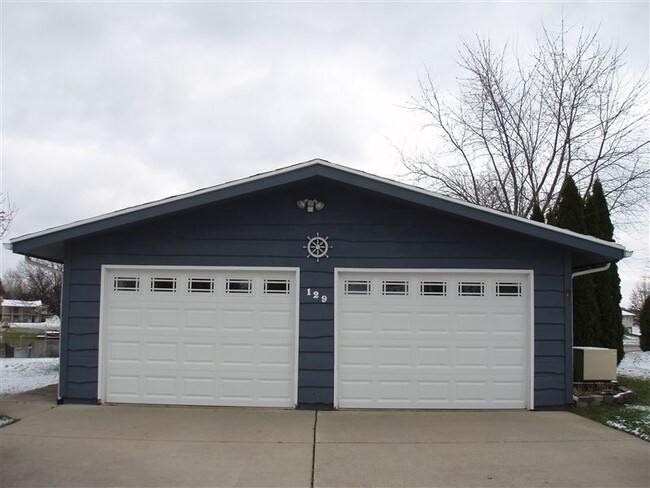 Building Photo - 129 Holiday Dr