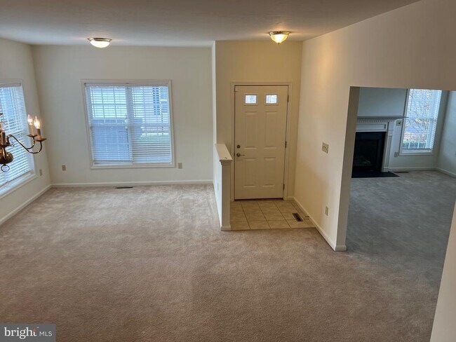 Building Photo - 9 Ivy Ln
